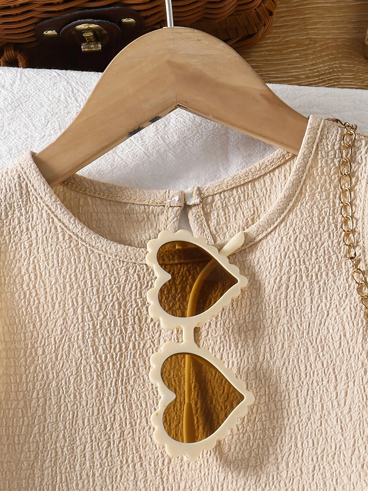 Girls' Summer Casual Outfit: Two-Piece Set with Textured Fabric, Color-Blocked Hem, Sleeveless Top and Casual Shorts, Suitable for 4-12 Year Old Girls, Versatile for Home and Outdoor Wear