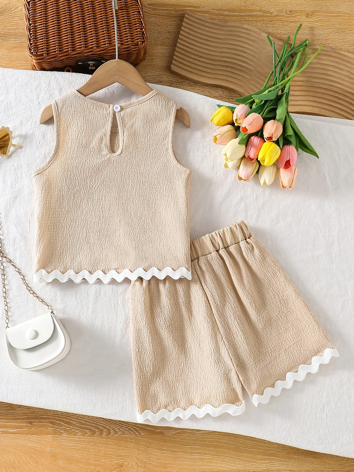 Girls' Summer Casual Outfit: Two-Piece Set with Textured Fabric, Color-Blocked Hem, Sleeveless Top and Casual Shorts, Suitable for 4-12 Year Old Girls, Versatile for Home and Outdoor Wear